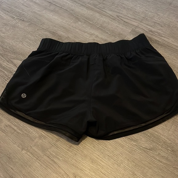 Lululemon size 8 lightly worn reversible 3 inch short - Picture 2 of 5